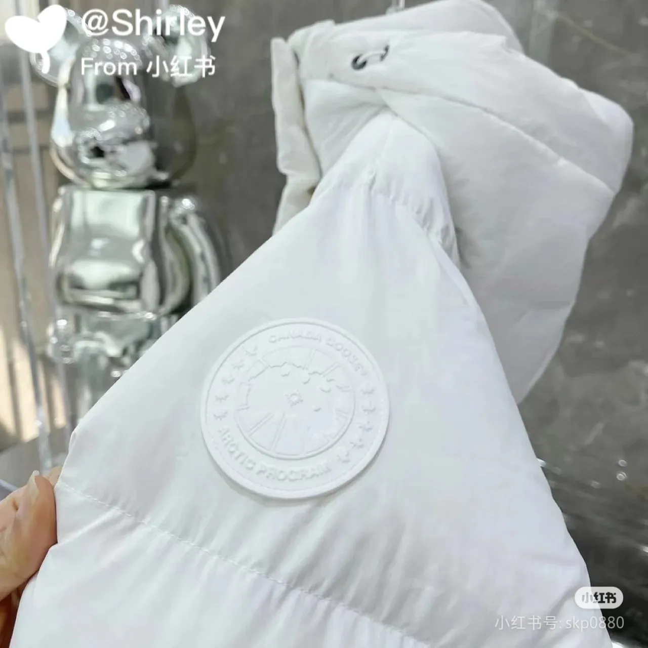 P760 Capsule Series #Exclusive First Release #𝘾𝘼𝙉𝘼𝘿𝘼 𝙂𝙊𝙊𝙎𝙀𝙅𝙪𝙣𝙘𝙩𝙞𝙤𝙣 Top Original Core Private Chat CANADA GOOSE White Label STELS Series Junction Pastel Parker Top Original Product color: Beichen white, melting water blue, stone gray, soft light pink, moonlight lime Size: XS, S, M, L, XL Junction Parker pastel light weight, warm. The Junction Parker is made from soft EnduraLuxe fabric with CORDURA for added durability in high-wear areas, making it lightweight and durable. Features a removable hood for easy transition into warmer weather. Featuring white trim, this parka complements the muted fabric colors and brings a breath of fresh air into the colder months.  Materials List: Details Product Features Removable premium insulated hood is two-way adjustable and padded with down for greater softness around the head and neck Length: Hip-length and warm.  Fabric: Wear-resistant knitting technology: CORDURA fabric is used to reinforce wear-prone areas to improve durability. The inner strap can be worn on the shoulders to free up your hands. The down placket is designed with an invisible snap button closure above the two-way zipper to prevent wind and warmth. Unzips from the bottom to increase range of motion or improve breathability Ribbed knit cuffs add comfort and lock in heat Internal drawstring at hem to block cold wind 3 exterior pockets: Fleece-lined handwarmer pockets with two-way zipper closure for easy access to items. Security pocket with zipper closure under the fly · 2 internal pockets: drop-in pocket Note: As we all know, the original version is made of 80% white duck down, and the fill power refers to the cubic inches of volume occupied by each ounce (30 grams) of down under certain conditions. If one ounce of down occupies 500 cubic inches, the fill power of the down is 500. So we can simply understand it as: fill power is the volume of down, and the volume of down is fill power. The higher the fill power of down, it means that under the same filling amount, down can fix a larger volume of air layer to keep warm and insulate, so the warmth retention of down is better.  Summary: Note: Some merchants add waste silk, 50 velvet, hand-feel velvet, etc. to the filling in order to maximize profits during the production process! It is said to be 90% white duck down, purchasing agent level, or even more exaggeratedly said to be 90% white goose down, to fool the layman! (You can consult the official website. All styles are made of white duck down.) At the same time, I will teach you a more practical trick: buy one from Tmall, and buy another from a merchant you trust at the same time, and come back to compare the details. (Tmall provides 7-day no-reason return and exchange, and MT does not affect secondary sales and provides 15-day no-reason return and exchange.) ⚠️ Remember the principle of getting what you pay for! Don't be greedy for small gains, or you will suffer big losses! Every customer is welcome to ask questions and we will continue to improve product quality and service!